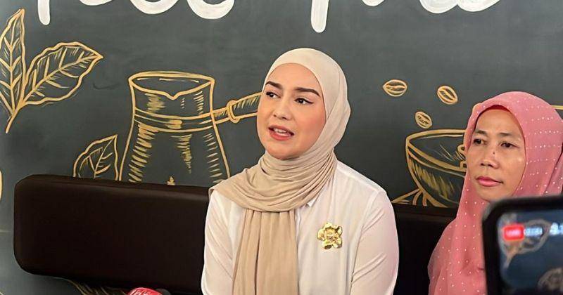 Irish Bella saat konferensi pers dengan media di Analogue Cinere, Senin (18/12/2023) - Popmama.com/Putri Syifa N
